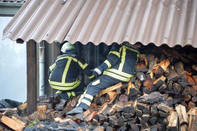 Holzstapel setzt fast Scheune in Vollbrand in Zillardtshof